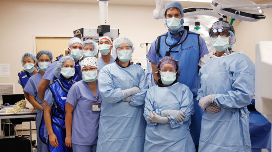 图文-加索尔变身外科<em>医生 手术</em>结束与医生们合