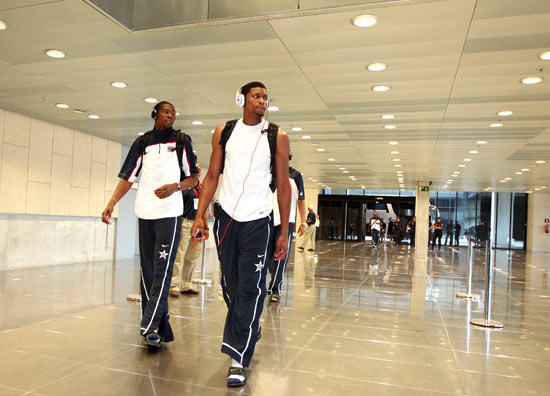 图为杜兰特和鲁迪-盖伊走向赛场