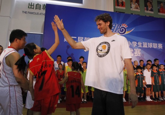图文-加索尔走进北京中小学校与小球员击掌