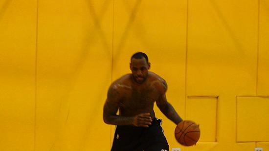 图文-詹姆斯独自加练 小皇帝面目狰狞咬牙突破