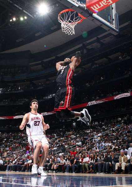 图文-[常规赛]热火vs老鹰 韦德滑翔双手暴扣_篮