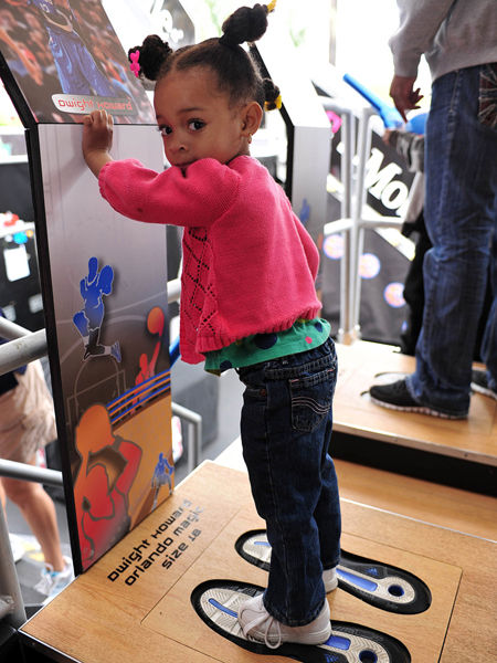 图文-NBA洛杉矶嘉年华 小姑娘踩霍华德脚印_