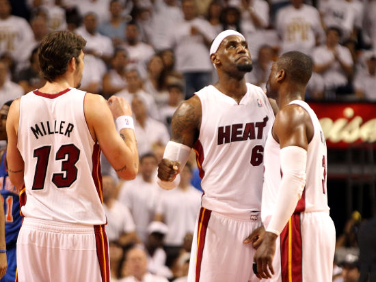 图文-[季后赛]热火100-67尼克斯 詹姆斯霸气十