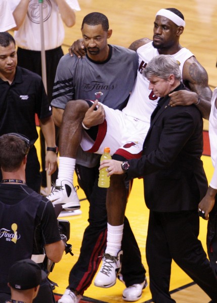 图文-NBA总决赛詹姆斯受伤退场 詹姆斯被抬出