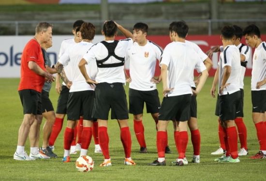 国足亚洲杯主场队服为白色 佩兰:不迷信颜色