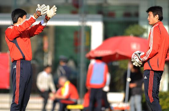图文-国足昆明集训苦练射门区楚良指导宋振瑜