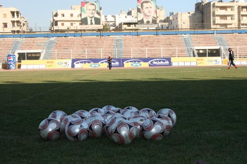 图文-中国男足抵达叙利亚首次训练 国足训练用