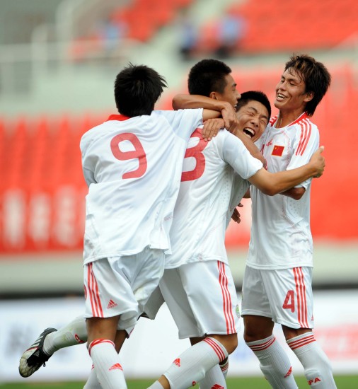图文-[潍坊杯]中国国青3-2西班牙人 队员们庆祝