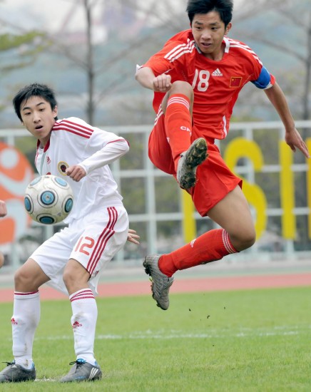 图文-中国队获香港国际青年足球赛冠军 胡威威