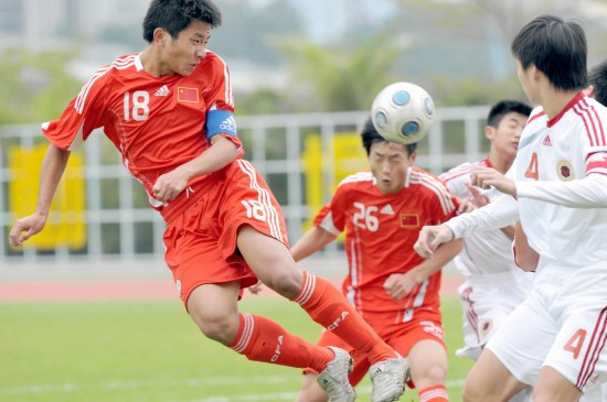 图文-中国队获香港国际青年足球赛冠军胡威威争抢