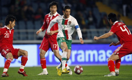 图文-[热身赛]葡萄牙2-0中国 三人夹击C罗_国际