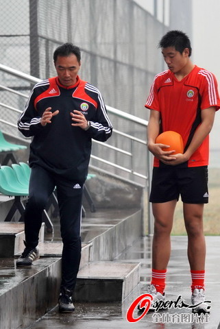 图文-宿茂臻带国青国少三水集训 刚下过雨就训练