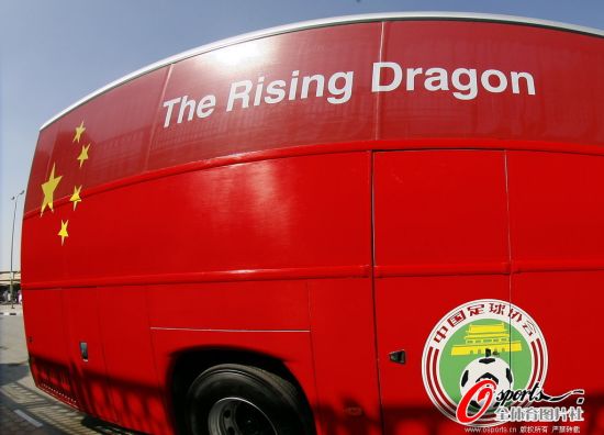 图文-国足大巴国旗门事件结束 校正前的大巴样
