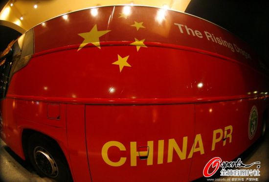 图文-国足大巴国旗门事件结束 国旗颜色很鲜艳