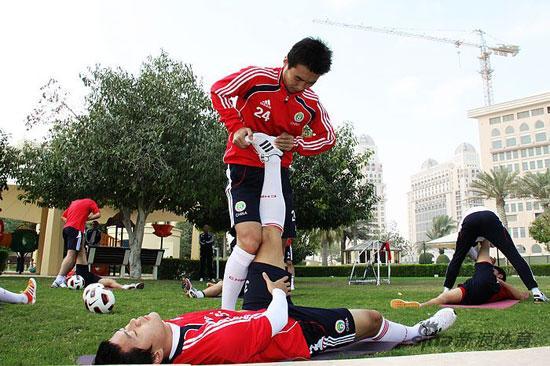图文-国足驻地恢复性训练 认真的拉伸大腿韧带