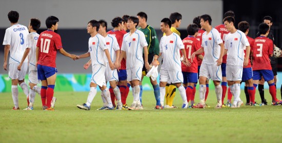 图文-男足小组赛中国平韩国 双方队员互相致意