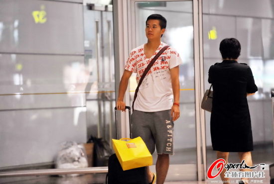 图文-卡马乔率国足队员抵京 黄博文神情很是轻