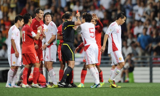 图文-世预赛中国队对阵新加坡队 黄博文被红牌罚下_国内足球-国家队_新浪竞技风暴_新浪网