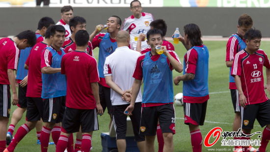 图文-国足训练备战世界冠军 国足队员积极训练