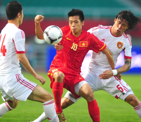 图文-[热身赛]中国3-0越南 张琳芃在比赛中拼抢