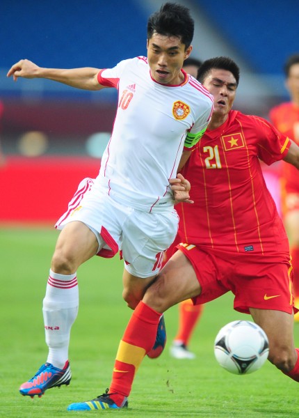 图文-[热身赛]中国3-0越南 郑智与越南队球员拼