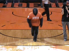 动图-大金刚飞跃美女头顶灌篮_篮球-nba_新浪竞技风暴