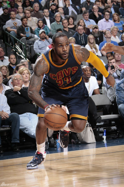 詹皇彻底放弃发带? 战小牛半场17+7再破纪录