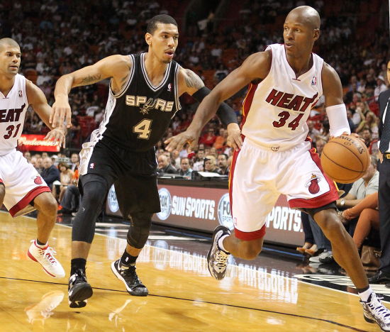 图文-[季前赛]马刺101-104热火 雷阿伦运球推进