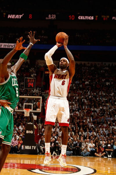 图文-[常规赛]凯尔特人107-120热火 詹皇急停跳投