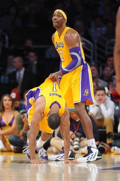 图文-[常规赛]太阳102-114湖人 魔兽搀起队友_