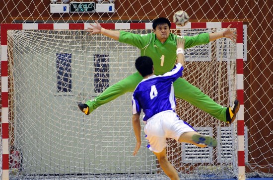 图文-全运会男子手球预选赛赛况 丁大伟防守_综合体育_NIKE新浪竞技风暴_新浪网