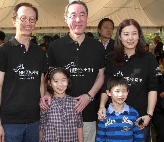 伏明霞梁锦松携儿女亮相 儿像父女儿酷似母亲(图)
