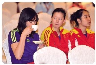 发布会各国女排先礼后兵 惠若琪黑框眼镜亮相