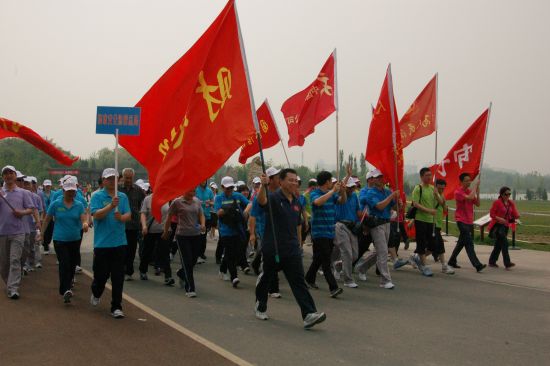 中央国家机关职工举行健步走比赛 推动全民健身