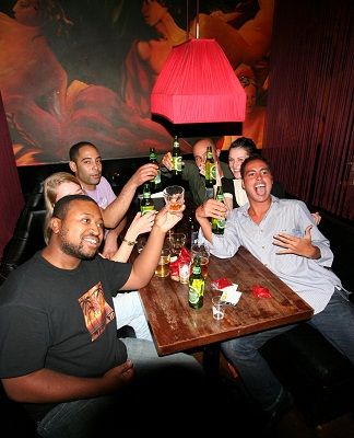 英国球迷在酒吧畅饮青岛啤酒
