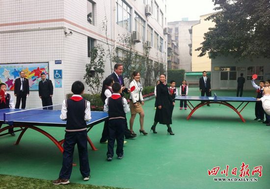 英国首相卡梅伦在成都和小学生打乒乓球(图)_