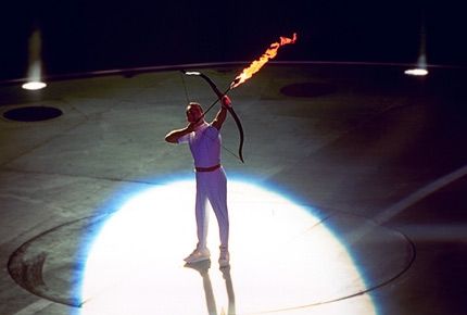 1992年巴塞罗那奥运会残疾运动员里贝罗用射箭的方式点燃圣火
