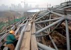 图文-奥运场馆巡礼之北工大体育馆 工人建造顶部