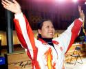图文-悉尼奥运(27届)中国金牌榜 陶璐娜拥抱金牌