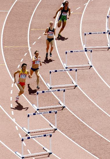 图文-[田径]女子400米栏黄潇潇晋级 弯道冲刺瞬间