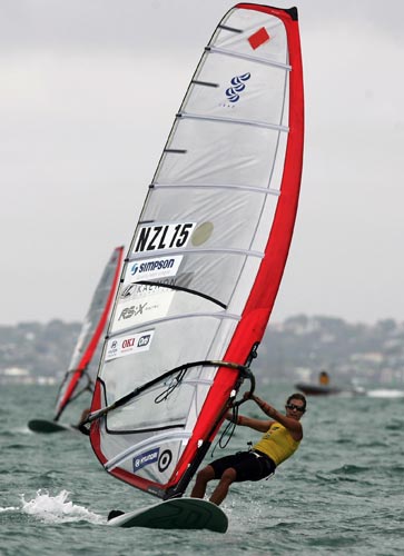 图文-08帆船帆板RS:X级世锦赛举行 肯德尔在比赛中