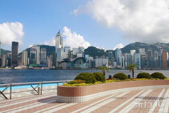 新浪体育讯 香港位于中国东南海岸线上,珠江口东侧,南临南中国海,地处亚热带,年平均气温为22.8摄氏度,有东方之珠的美称。北接广东省深圳市,与中国内地直接相通。香港全景包括香港岛、九龙半岛、新界与离岛四大部分。 香港是世界著名的金融中心、商贸中心,也是国际和亚洲主要的航空中心。香港国际机场时世界上最繁忙的机场之一。全球各大航空公司都有航班飞往香港。 (IC传媒提供)