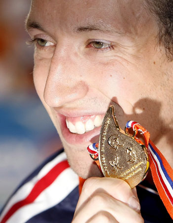 图文-贝尔纳再破100米自由泳世界纪录 阳光大