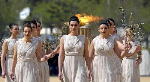 图文-北京奥运圣火交接仪式 簇拥之下的最高女祭司