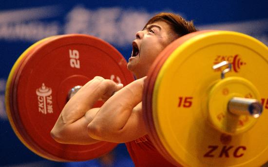图文-全国男子举重奥运选拔赛 龙清泉奋力拼搏