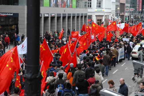 图文-全球华人护圣火柏林游行 华人华侨的爱国心