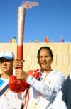 图文-北京奥运圣火在堪培拉传递 首棒澳洲杰出青年