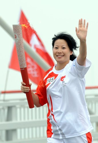图文-北京奥运会圣火南通传递 李菊展露女人风采