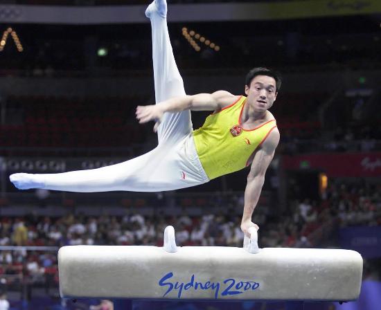 图文-中国男子体操队悉尼奥运夺金 杨威比赛鞍