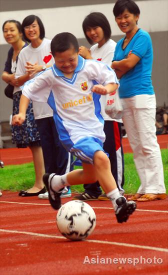 图文-海南举办特奥足球选拔赛 小朋友展示脚法